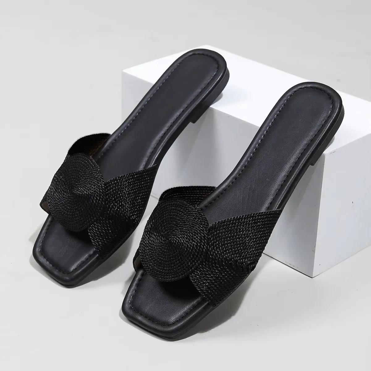 Sandales plates tissées métalliques femme – Bout ouvert, antidérapantes, tendance été 2025