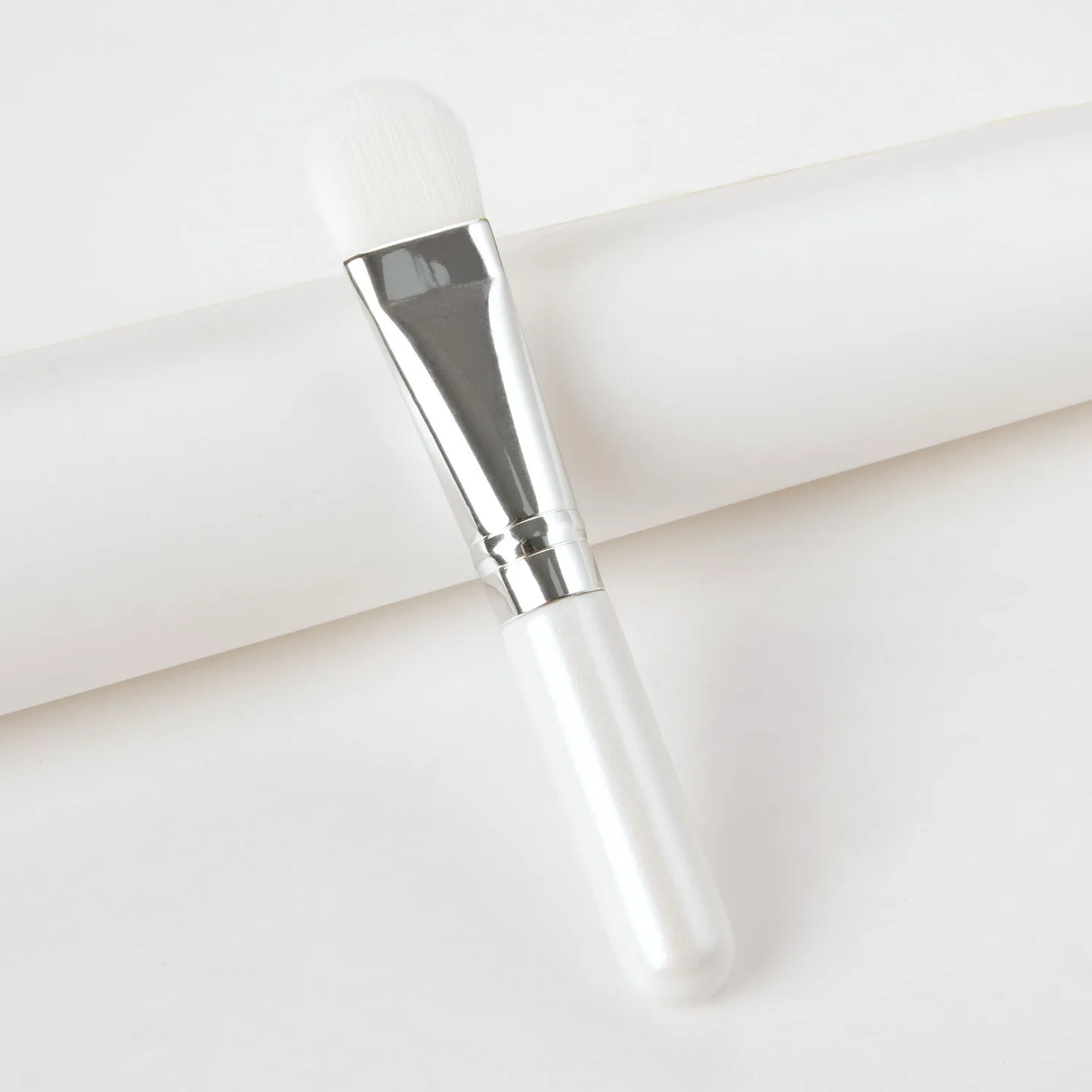 Pinceau de maquillage professionnel à manche blanc – Poils synthétiques végan, idéal voyage