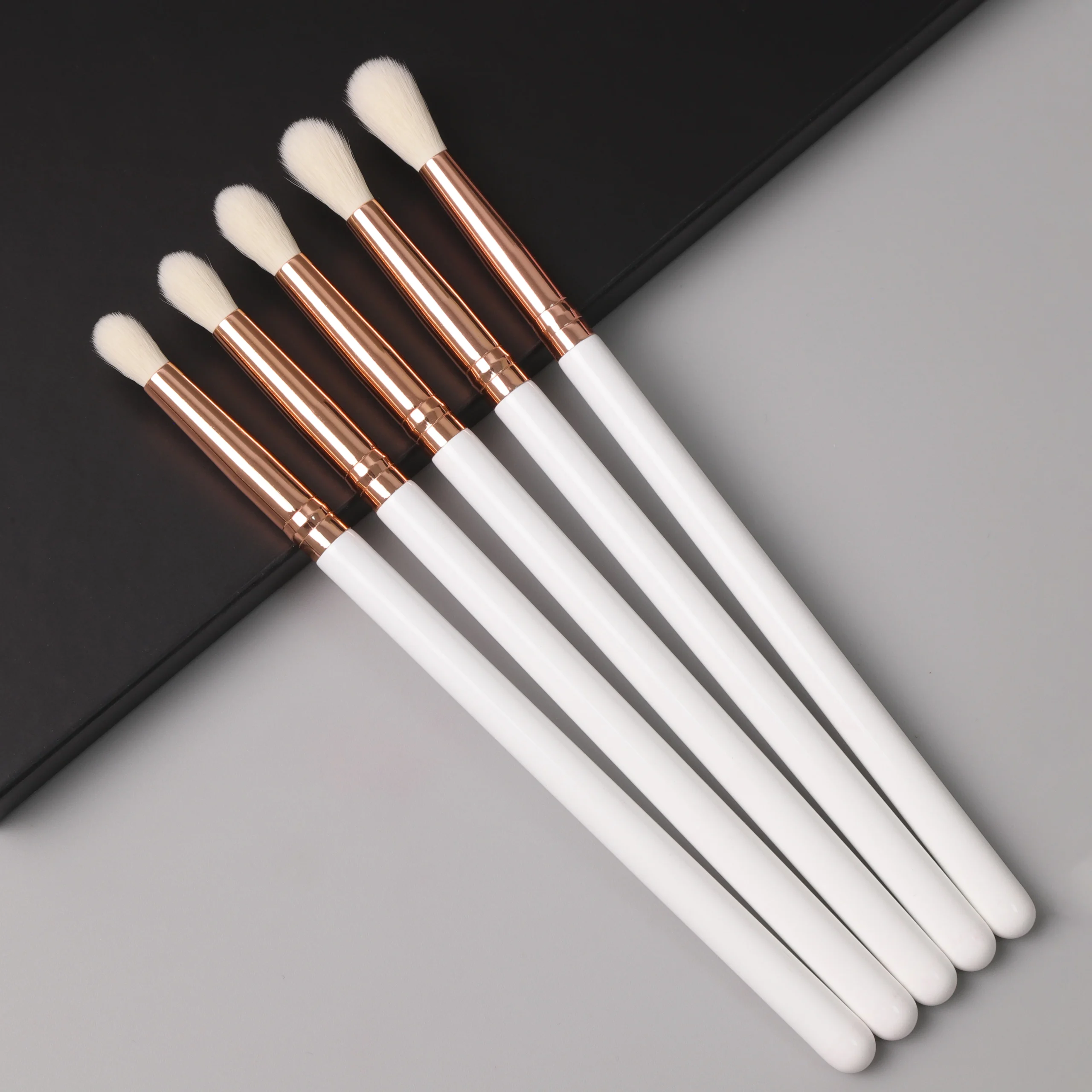 Pinceau de maquillage professionnel doré – Fibre vegan microcristalline | Manche bois élégant