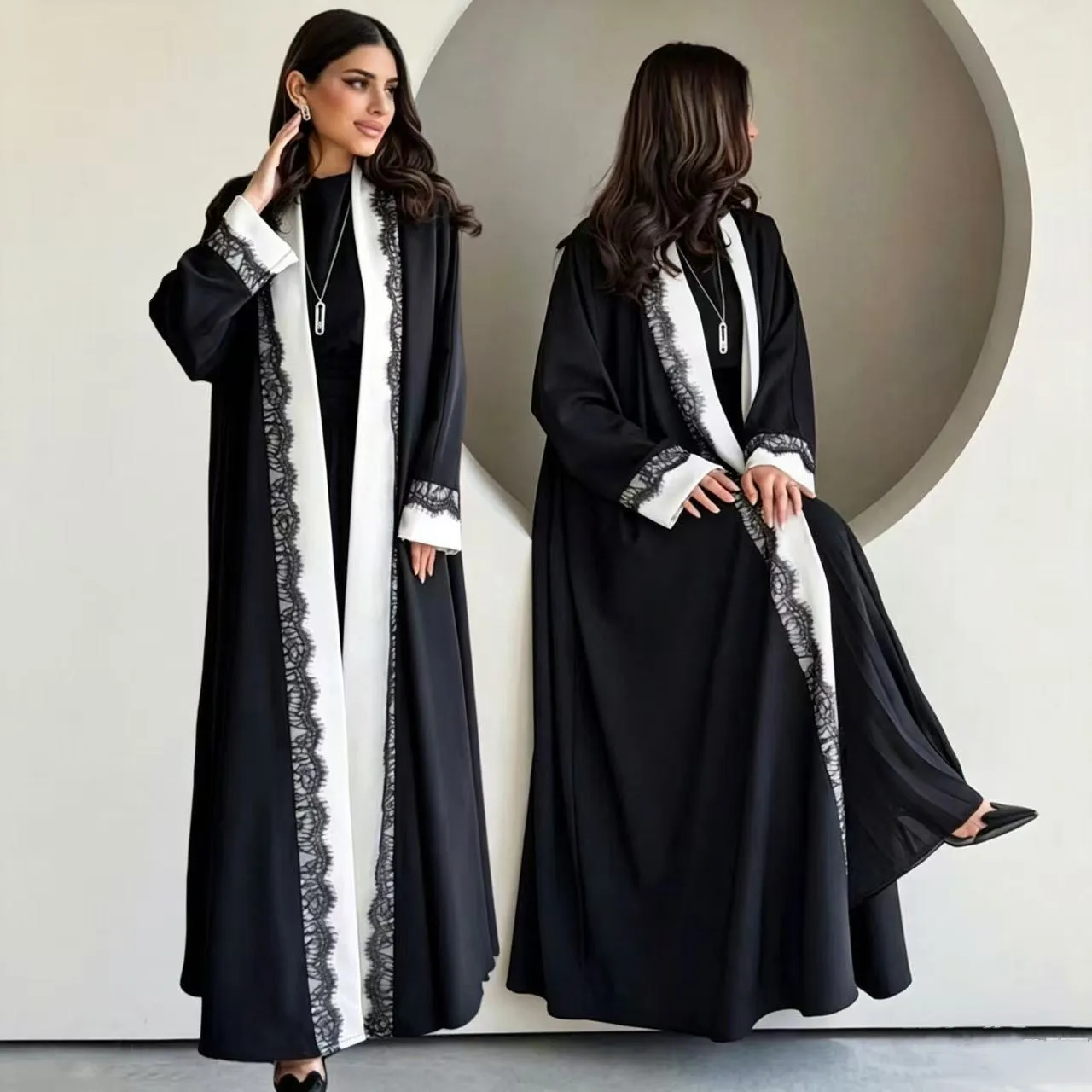 Abaya Ouverte Femme MQ266 – Robe Maxi Modeste Noir & Blanc avec Dentelle