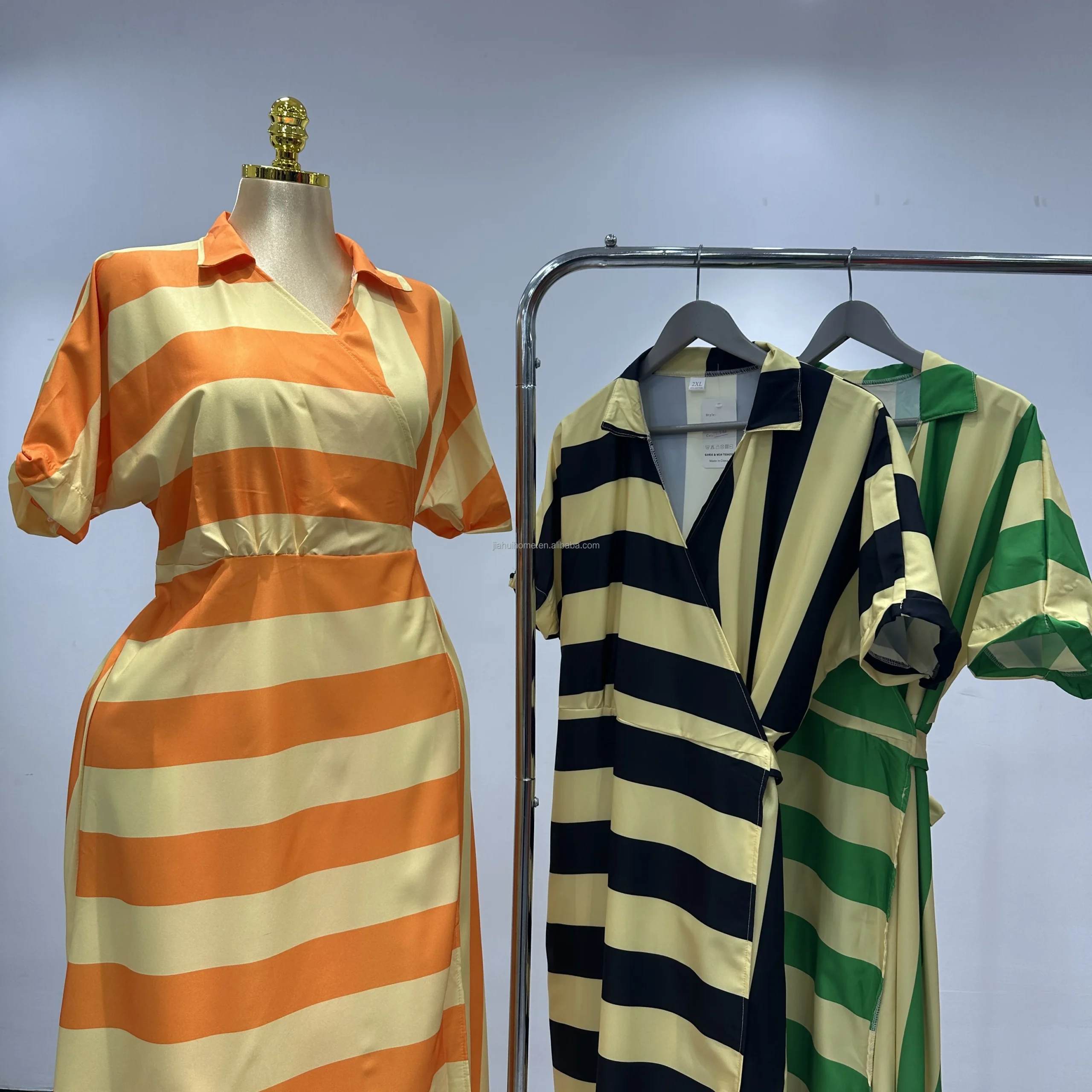 Robe Longue Africaine Élégante pour Femme – Coupe Ample, Imprimé Rayé, Nœud Décoratif