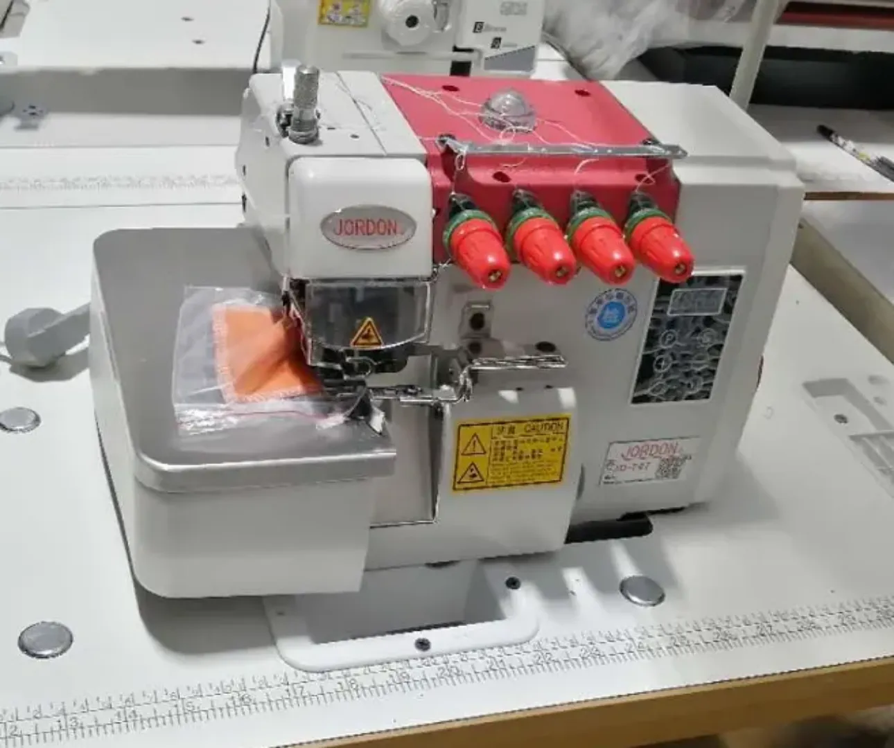 Machine à Coudre Industrielle Overlock ST-747D Haute Vitesse 6500 Points/Min – Spéciale Finition Bord, Tissu, Maille et Surjet Professionnel