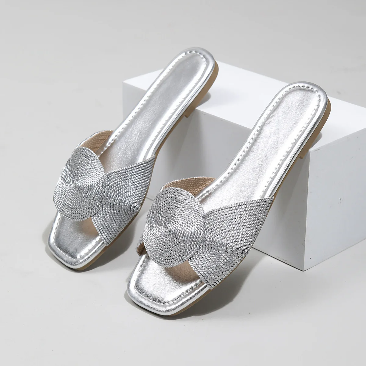 Sandales plates tissées métalliques femme – Bout ouvert, antidérapantes, tendance été 2025