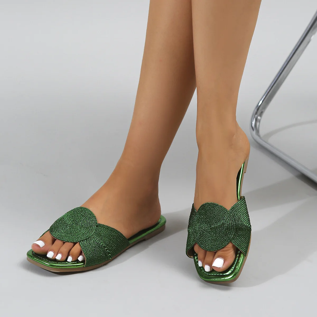 Sandales plates tissées métalliques femme – Bout ouvert, antidérapantes, tendance été 2025
