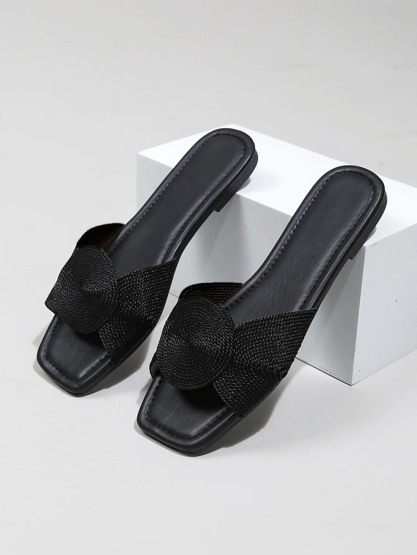 Sandales plates tissées métalliques femme – Bout ouvert, antidérapantes, tendance été 2025