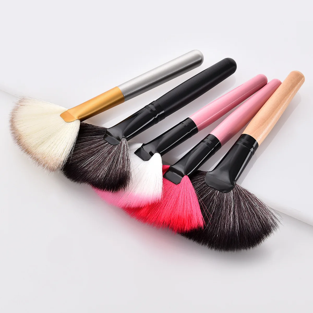 Pinceau Éventail Maquillage Visage – Poignée Bois & Fibres Synthétiques Douces