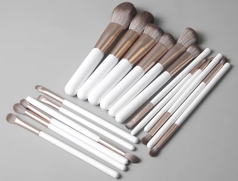 Coffret 18 Pinceaux Maquillage Professionnel Ultra-Doux à Séchage Rapide – Poils Synthétiques Blancs