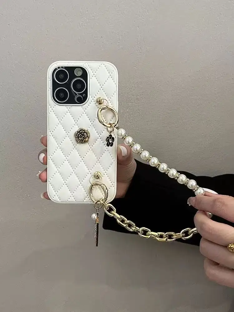 Coque iPhone Luxe avec Sangle Perles Camélia – PC Résistant | iPhone 13/14/15/16/17 Pro Max