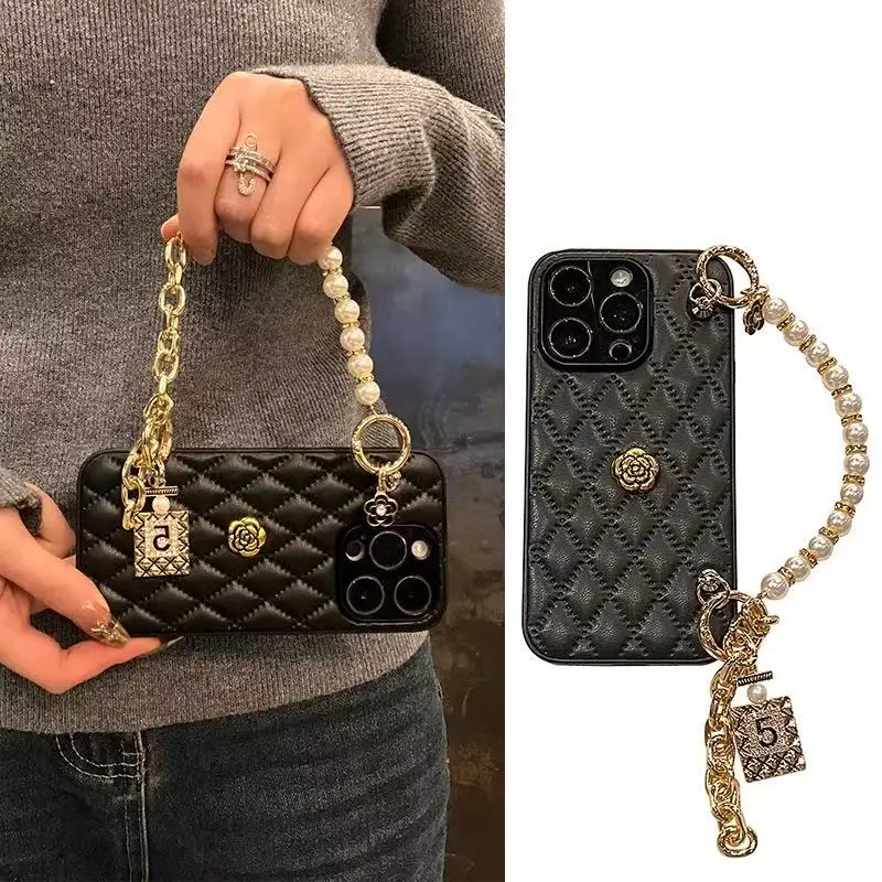 Coque iPhone Luxe avec Sangle Perles Camélia – PC Résistant | iPhone 13/14/15/16/17 Pro Max