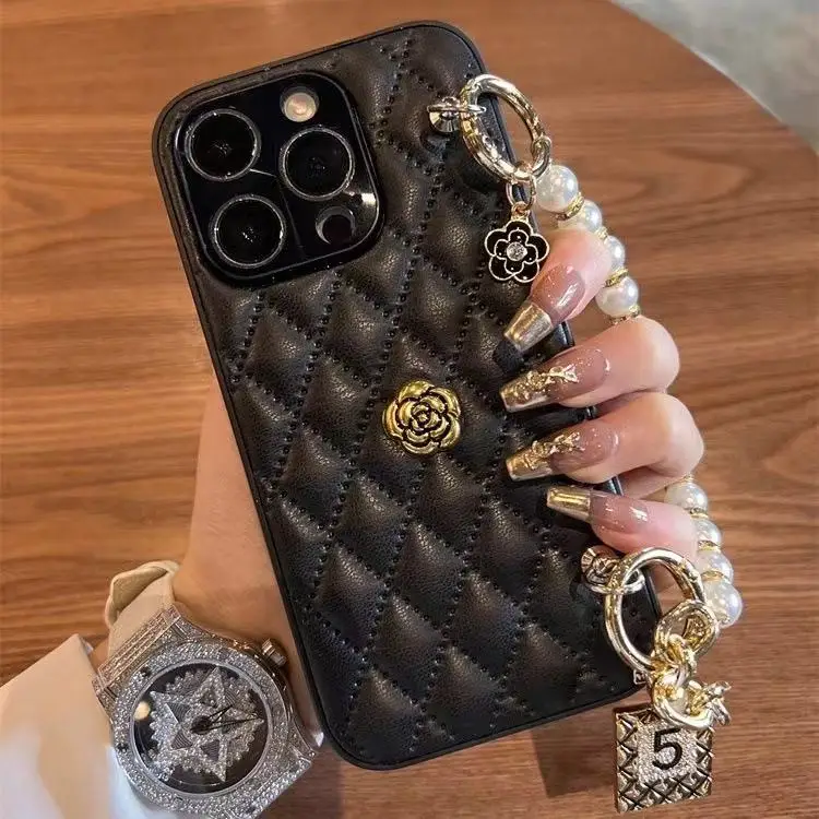 Coque iPhone Luxe avec Sangle Perles Camélia – PC Résistant | iPhone 13/14/15/16/17 Pro Max
