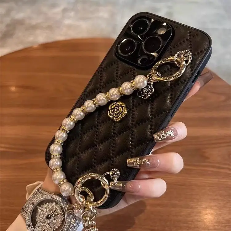 Coque iPhone Luxe avec Sangle Perles Camélia – PC Résistant | iPhone 13/14/15/16/17 Pro Max