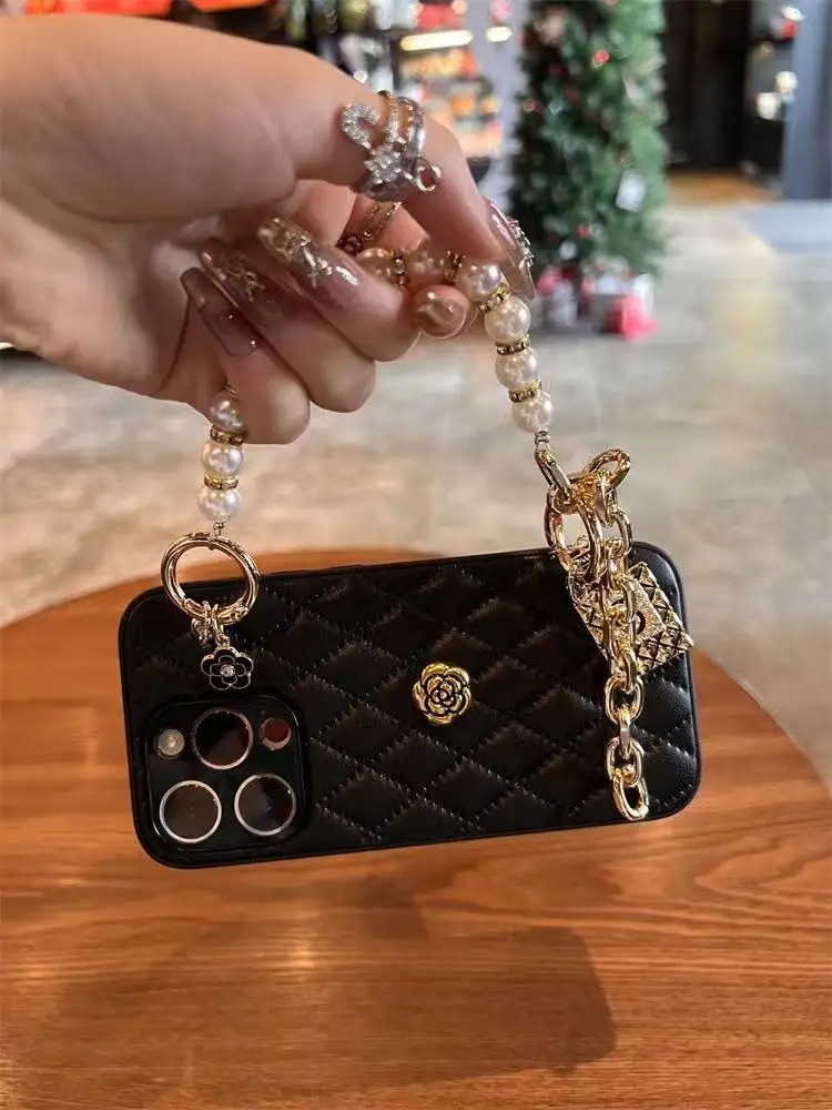 Coque iPhone Luxe avec Sangle Perles Camélia – PC Résistant | iPhone 13/14/15/16/17 Pro Max