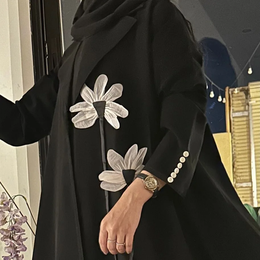 Abaya Ouverte Femme MQ272 – Robe Islamique Florale 3D Noire | Style Dubaï