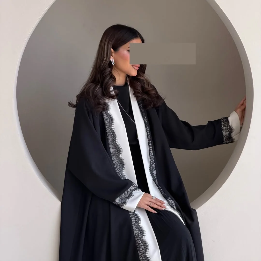 Abaya Ouverte Femme MQ266 – Robe Maxi Modeste Noir & Blanc avec Dentelle