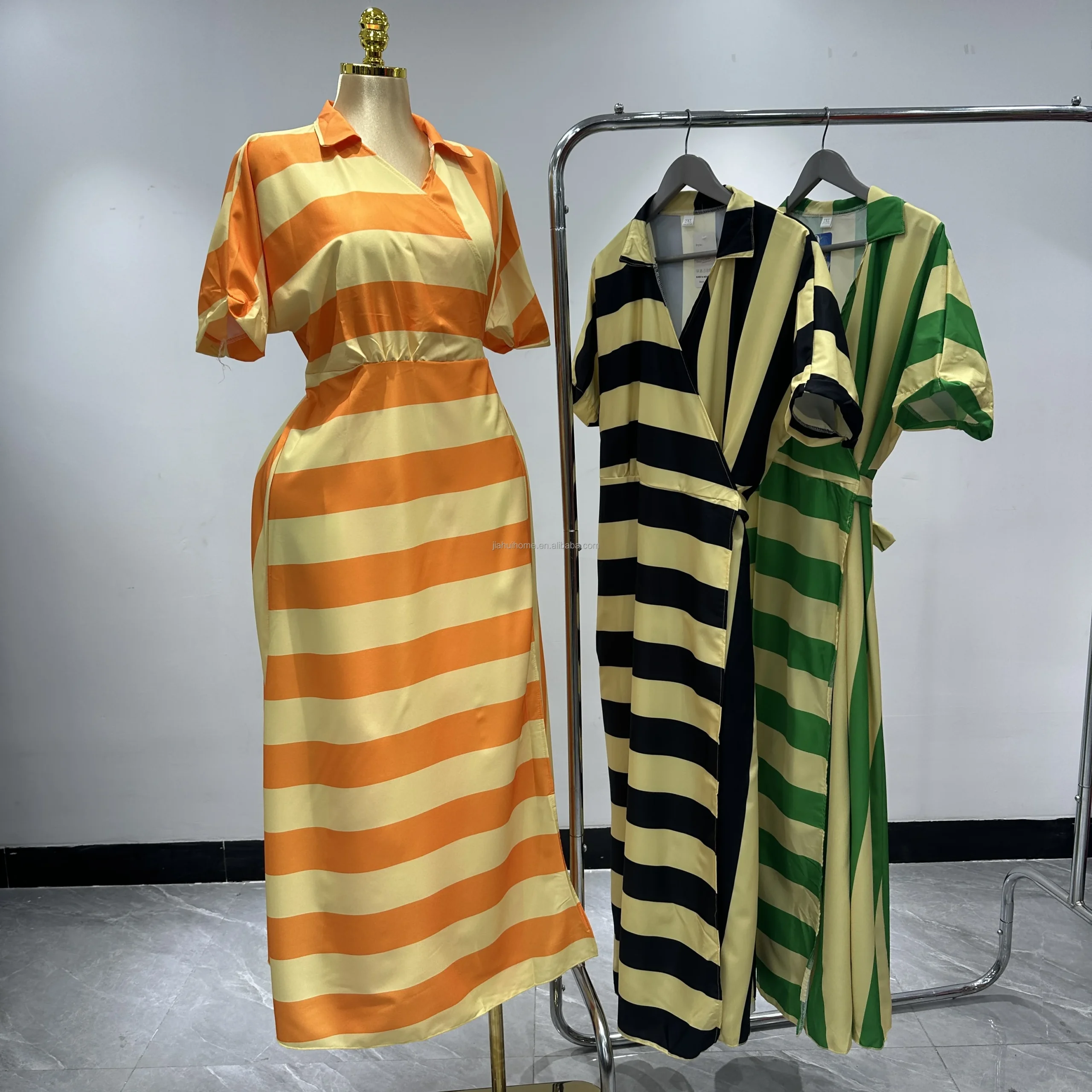 Robe Longue Africaine Élégante pour Femme – Coupe Ample, Imprimé Rayé, Nœud Décoratif