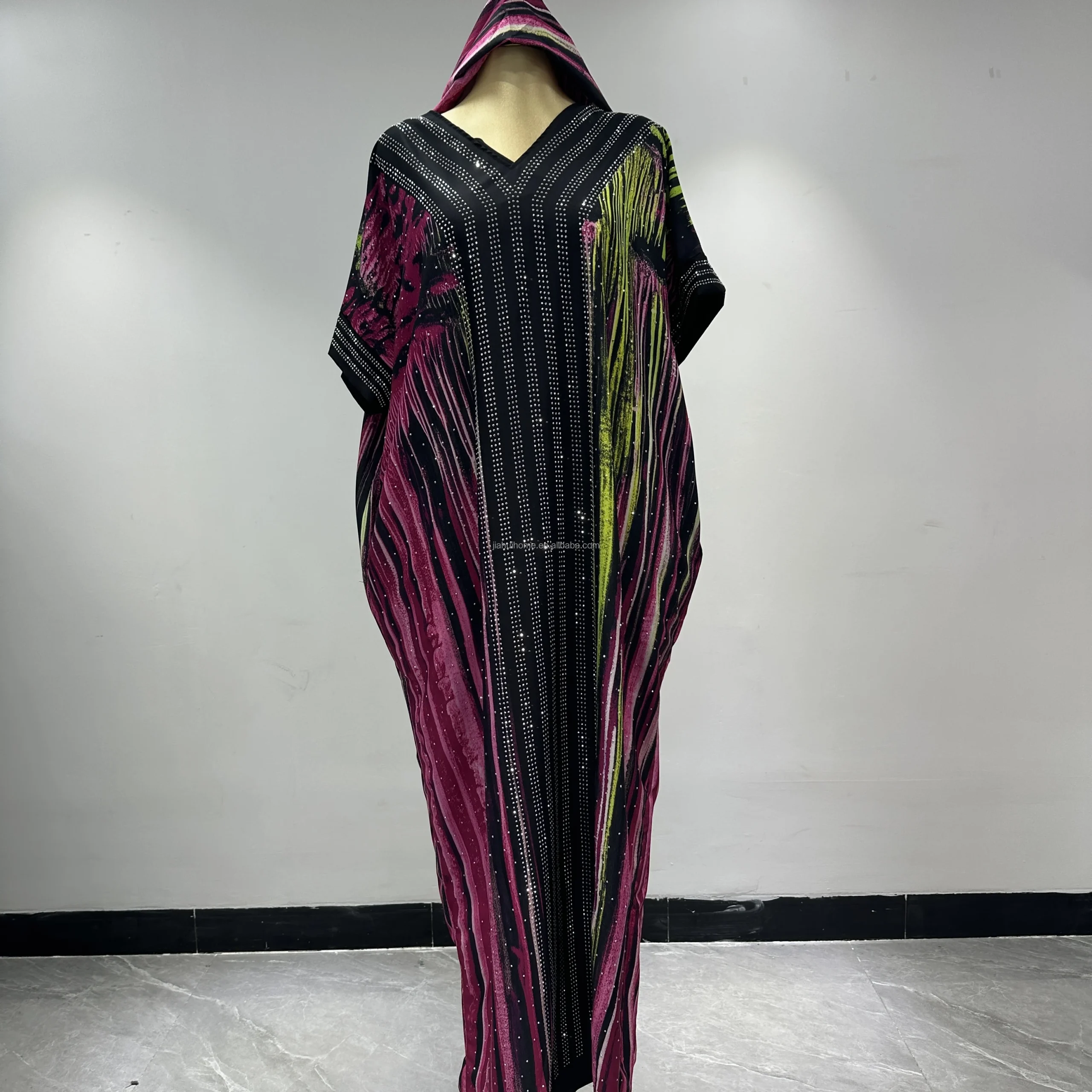 Robe Africaine Élégante Col V | Broderie Florale | Manches Courtes | Diamants Scintillants