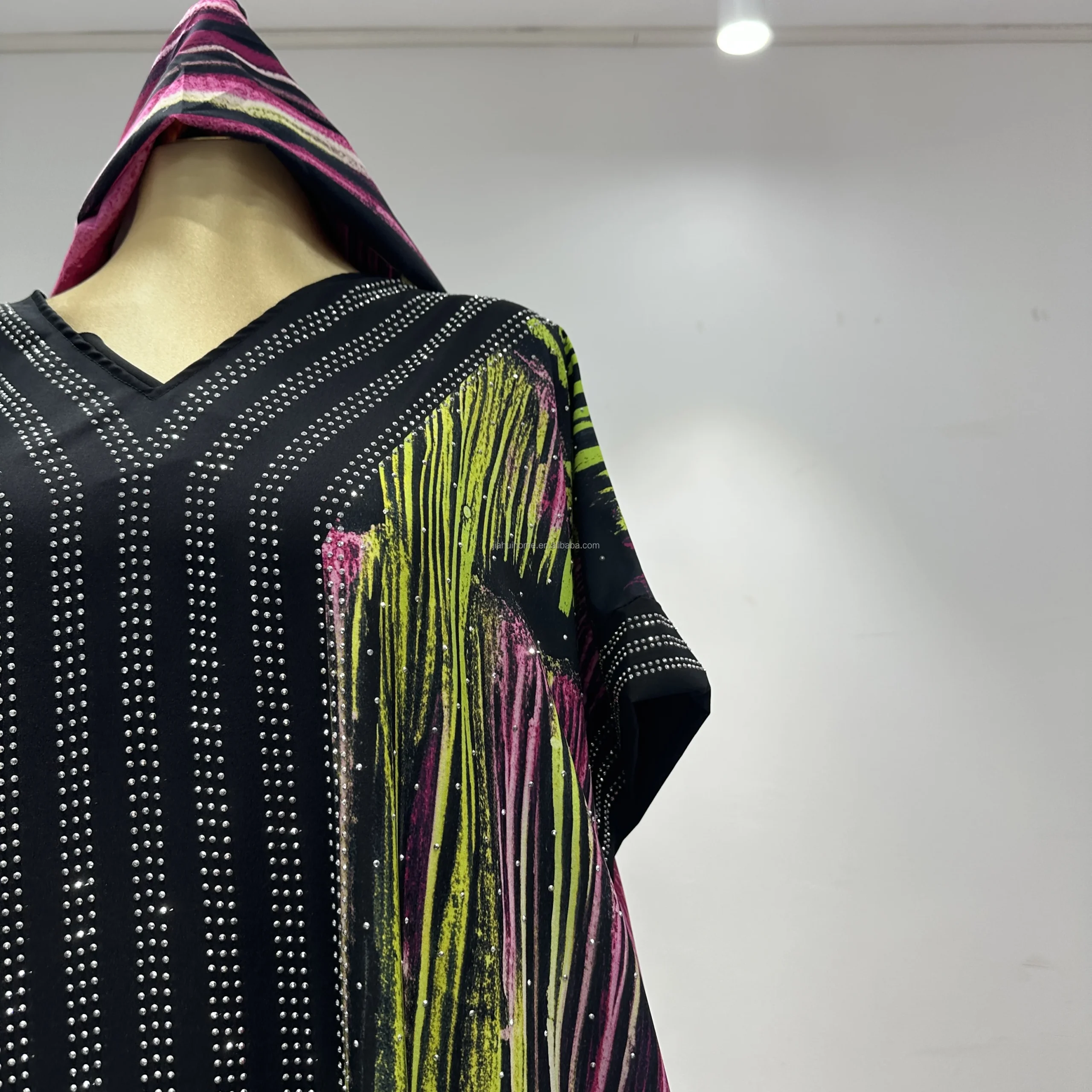 Robe Africaine Élégante Col V | Broderie Florale | Manches Courtes | Diamants Scintillants