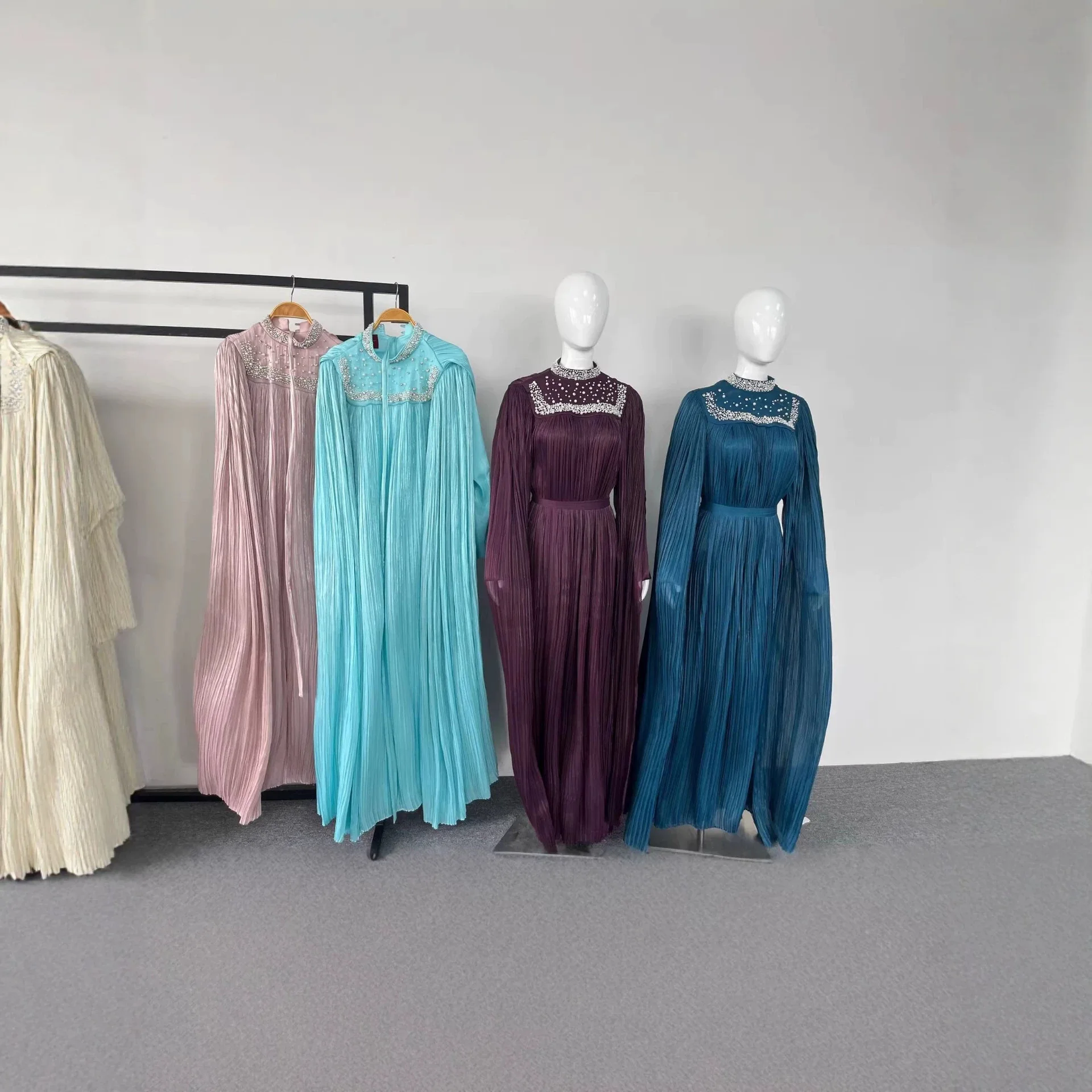 Robe Maxi Organza Perlée Col Montant | Longue Élégante Été Cape Diamants