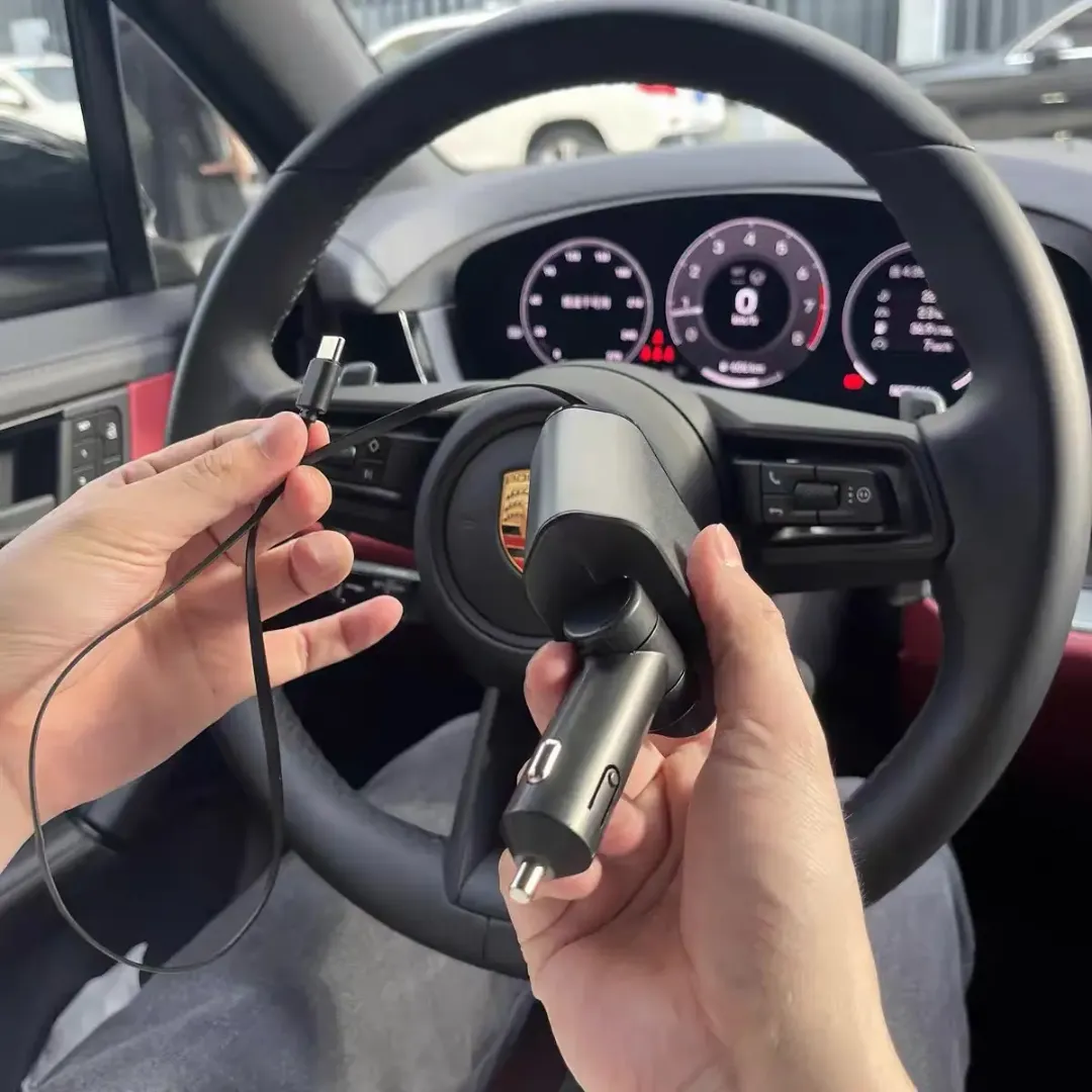 Chargeur de Voiture 5 en 1 – Charge Rapide 100W Type-C et USB avec 4 Ports, Adaptateur Universel 12V/24V pour iPhone, Android et Accessoires