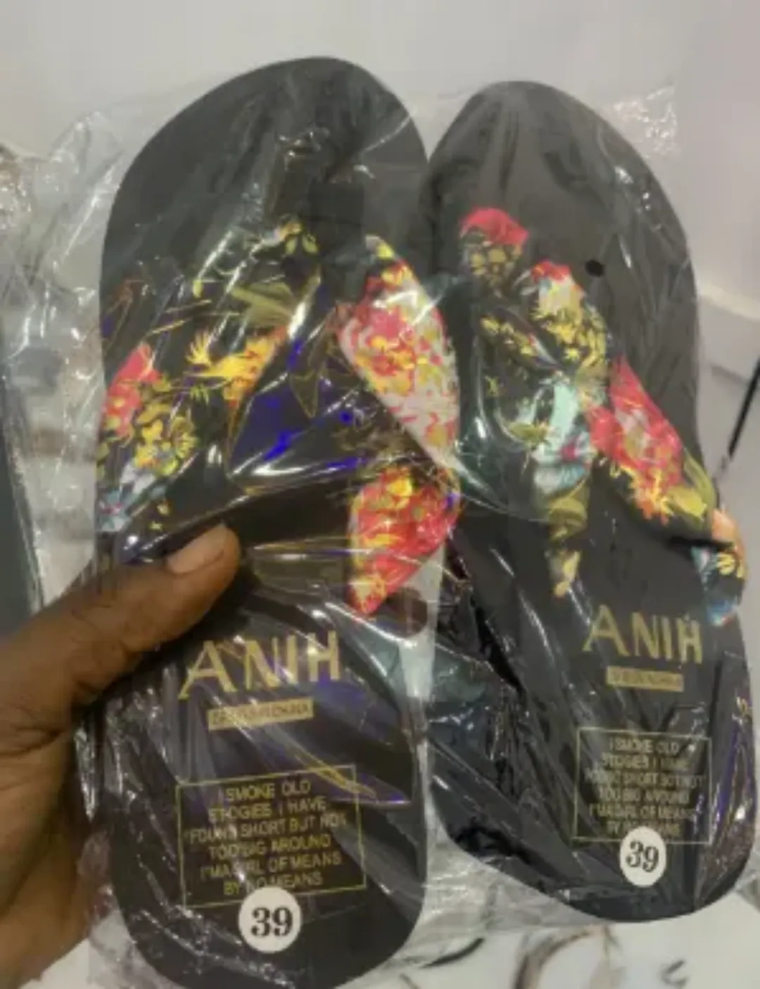 Tongs d’Été Femme – Sandales à Talon Compensé avec Brides Fleuries, Style Décontracté et Élégant