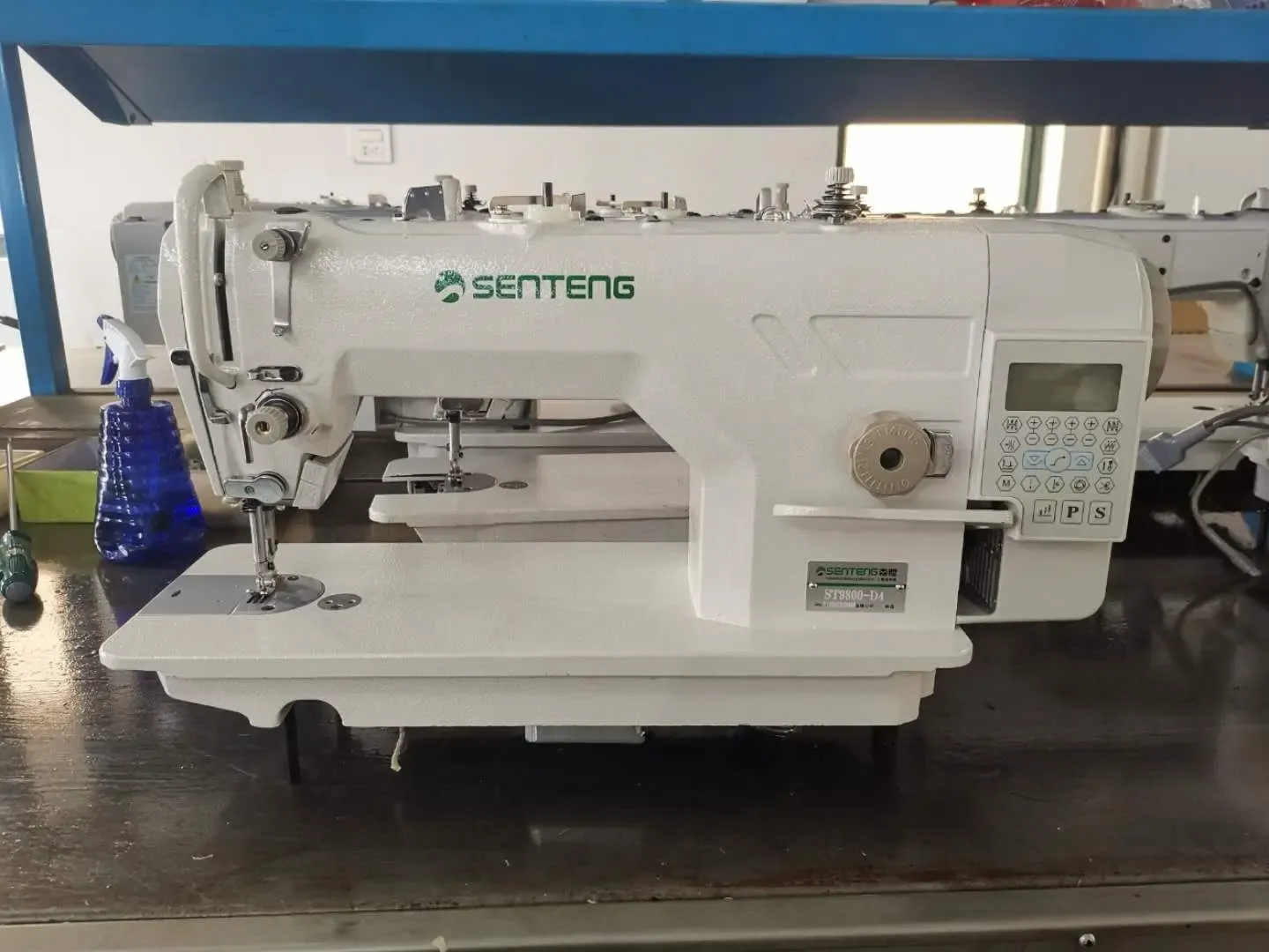 Machine à Coudre Industrielle Automatique LINGRAI ST-9800-D4 – Haute Vitesse avec Commandes Informatisées