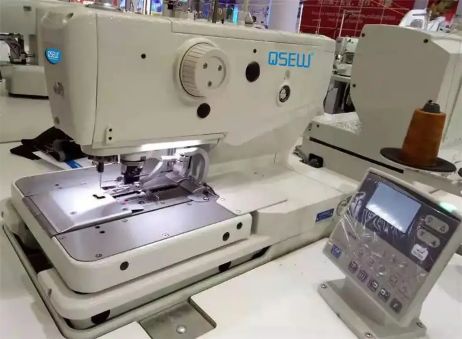 Machine à Coudre Industrielle Informatique LINGRAI ST-9820 – Haute Vitesse pour Œillets et Boutons