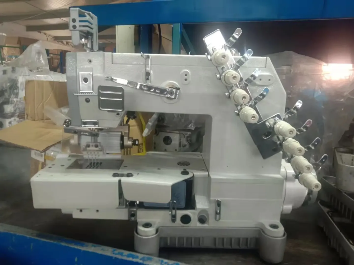 Machine à Coudre Industrielle LINGRAI ST-04085P/VWL – 4 Aiguilles, 8 Fils, Large Espacement 8,5 mm, Levée de Pied 12 mm