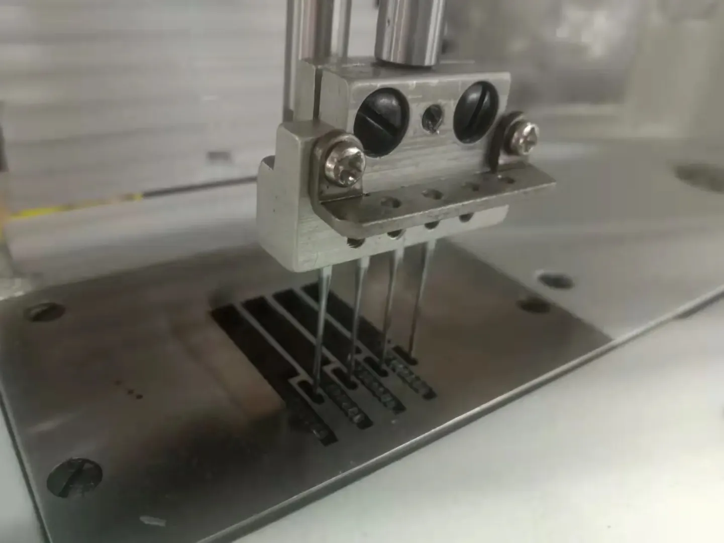 Machine à Coudre Industrielle LINGRAI ST-04085P/VWL – 4 Aiguilles, 8 Fils, Large Espacement 8,5 mm, Levée de Pied 12 mm