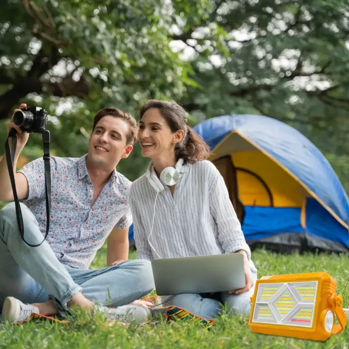 Projecteur Solaire Multifonction – Lampe, Chargeur USB et Radio FM