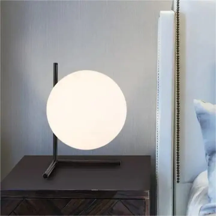 Lampe Globe Dorée avec Structure Croisée – TQ22034