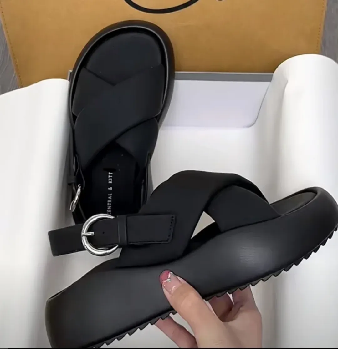 Sandales Femme Chic à Brides Croisées Crème & Noires – Look Moderne et Confort Premium