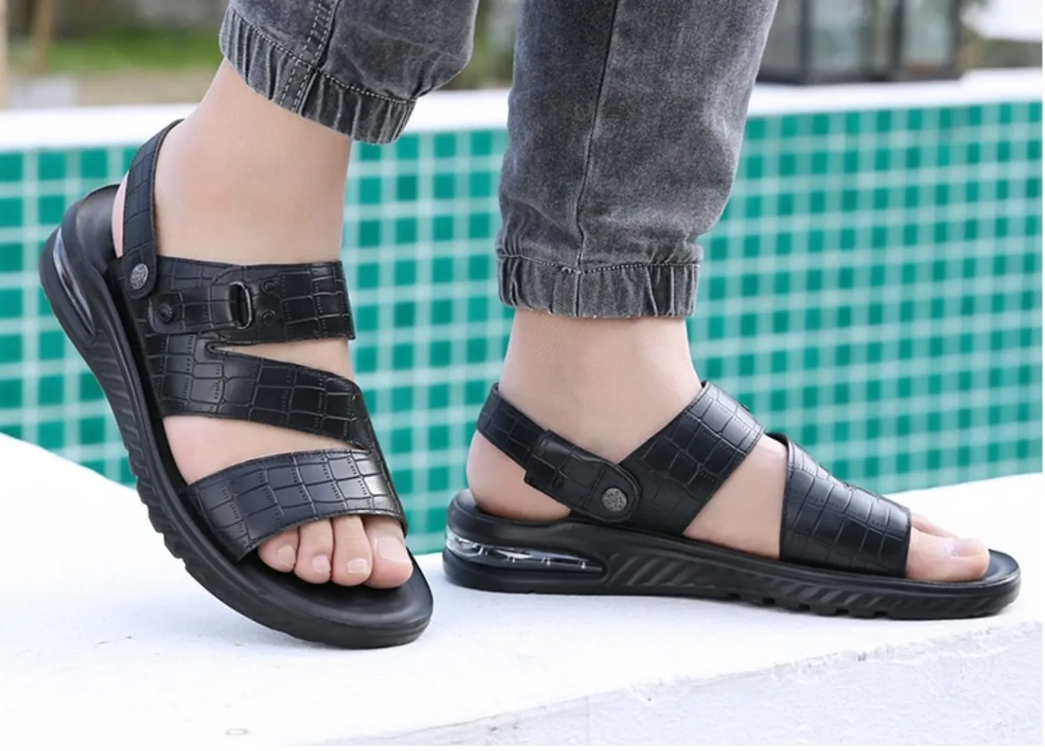 Sandales Homme Antidérapantes en Simili Cuir – Look Croco Noir, Confort et Élégance