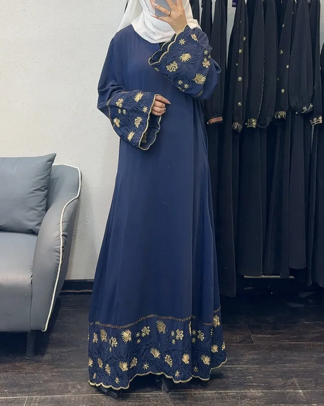 Robe Longue Évasée avec Broderies Florales sur les Manches et l’Ourlet