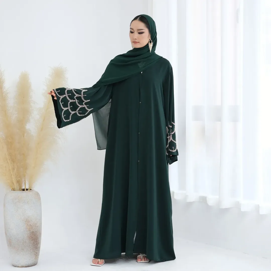 Abaya Élégance Perlée – Manches Brodées et Hijab Assorti
