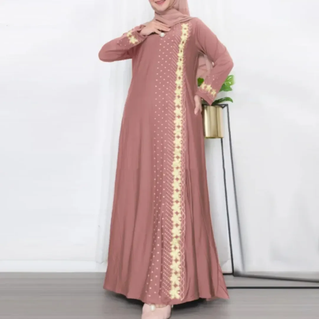 Robe Longue Hijab Élégante avec Broderies Latérales