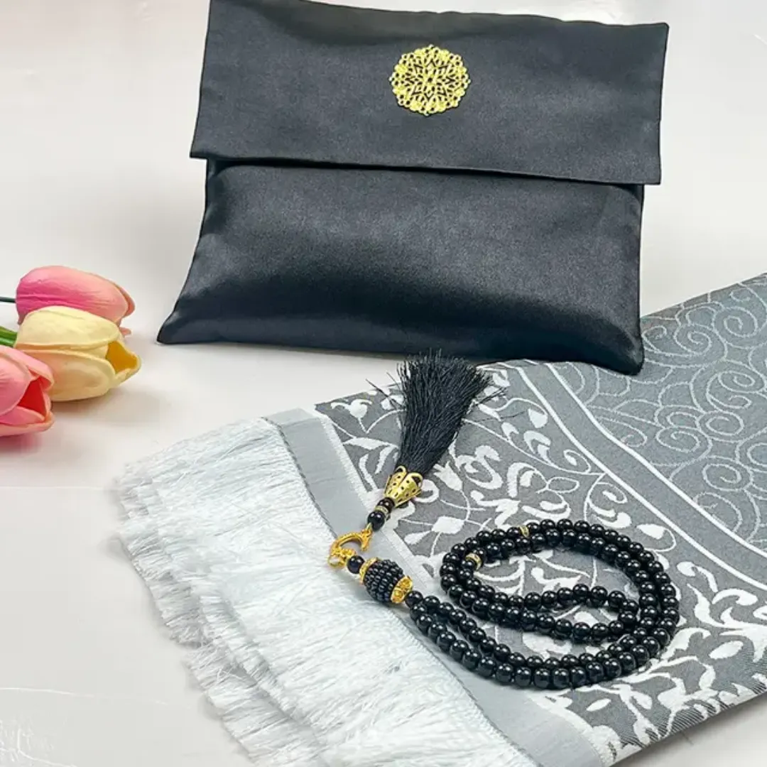 Coffret Tapis de Prière avec Pochette Satinée et Chapelet – Modèle Élégance Orientale