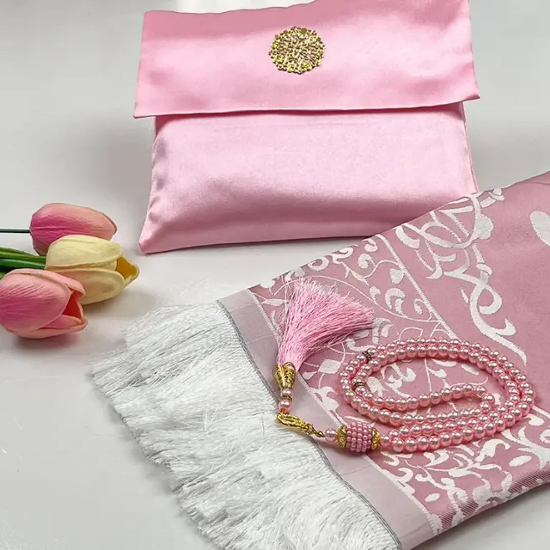 Coffret Tapis de Prière avec Pochette Satinée et Chapelet – Modèle Élégance Orientale
