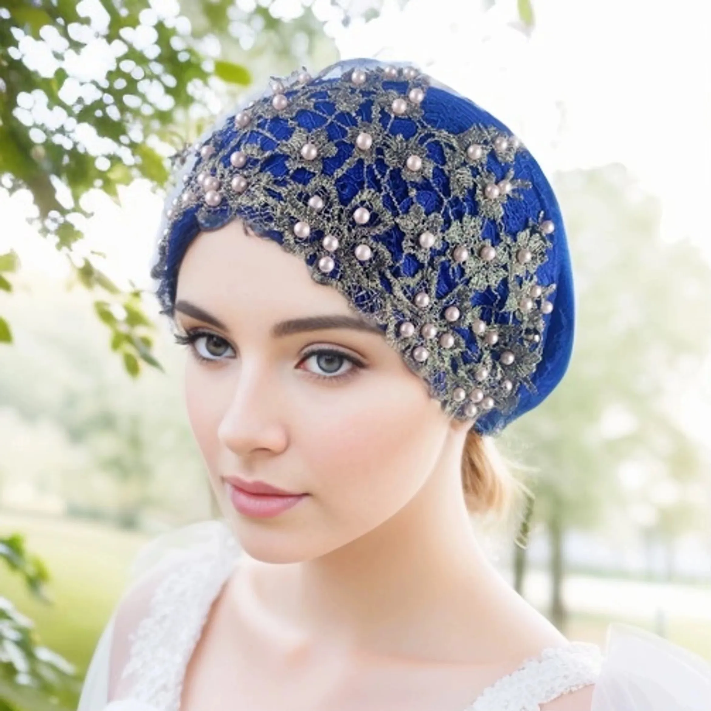 Chapeau Turban Femme Élégant – Dentelle Brodée et Perles Dorées, Extensible et Confortable