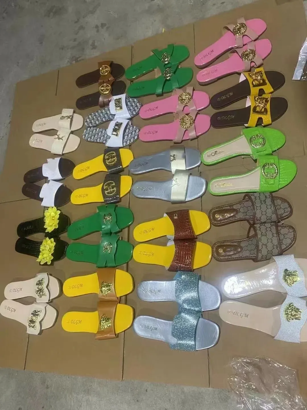 Pantoufles Plates d'Été pour Femmes – Sandales Mélangées Style Tendance, Vente en Gros à Petit Prix