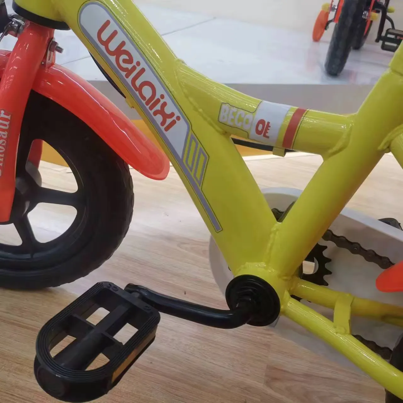 Vélo Enfant Dino 12-20 Pouces – Cadre Renforcé, Design T-Rex, Panier Avant et Roues d’Appui