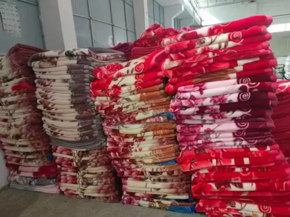 Couverture douce en flanelle à motif floral – 140×190 cm – Plusieurs couleurs disponibles