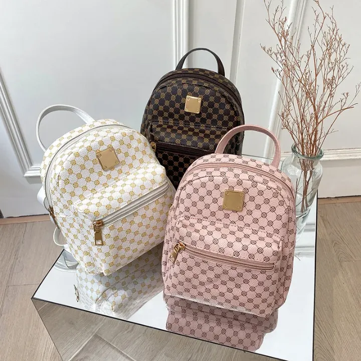 Sac à Dos Femme Élégant – Motif Monogramme avec Finitions Métalliques, Multi-Couleurs