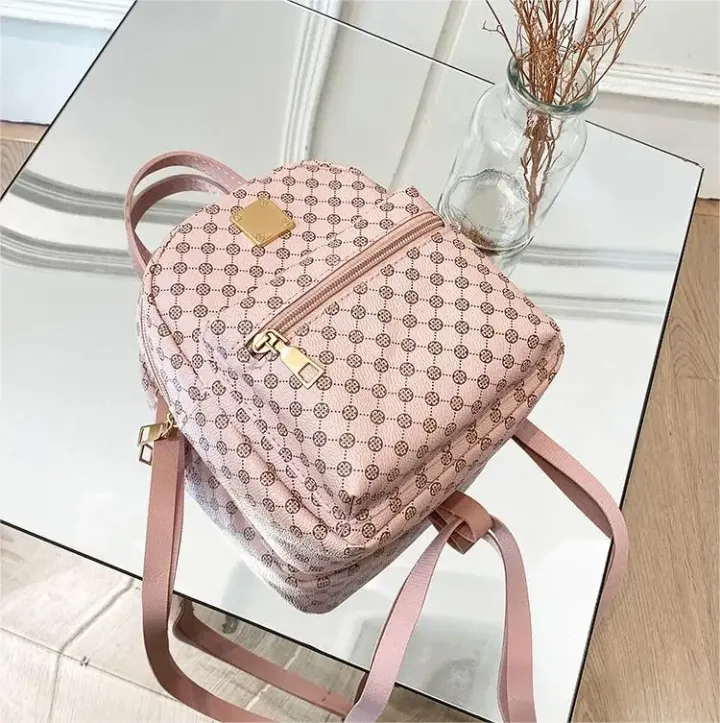 Sac à Dos Femme Élégant – Motif Monogramme avec Finitions Métalliques, Multi-Couleurs