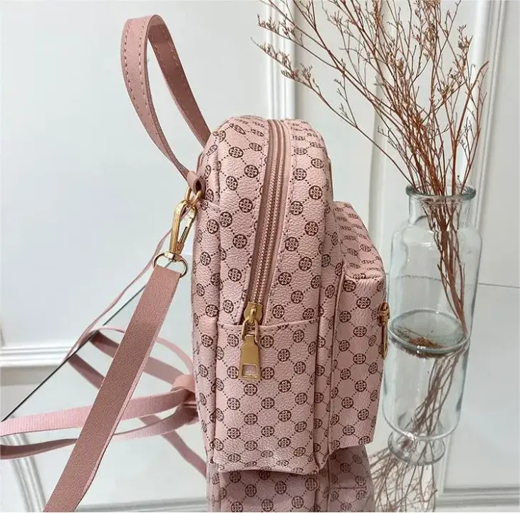 Sac à Dos Femme Élégant – Motif Monogramme avec Finitions Métalliques, Multi-Couleurs