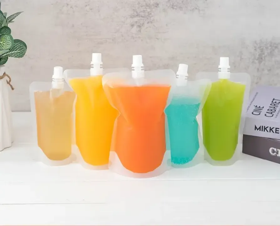 Lot de 100 Pochettes Transparentes 100 ml avec Bec Verseur et Poignée – Idéales pour Boissons et Eau Potable