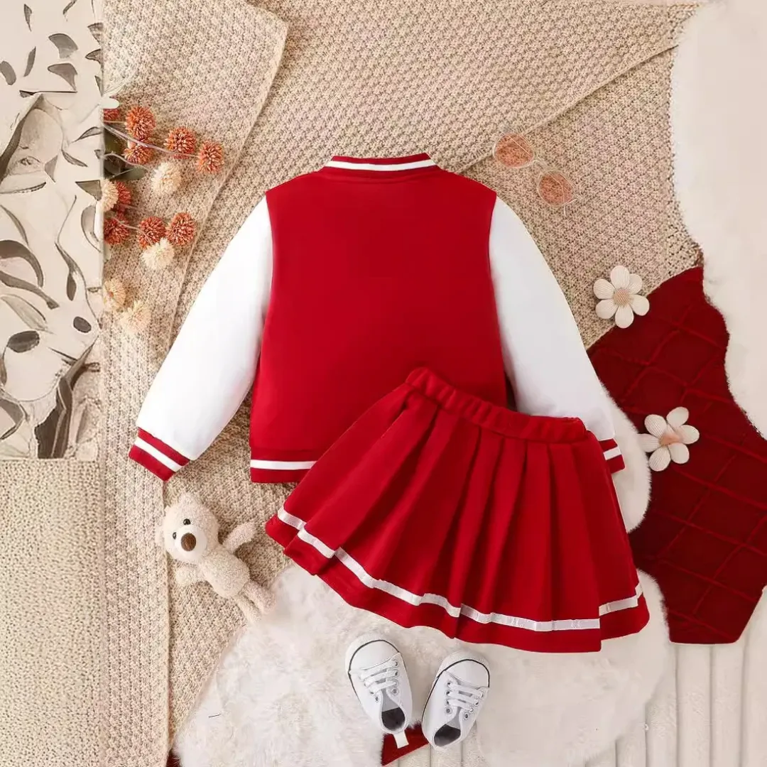 Offrez à votre petite princesse un look tendance et adorable avec cet ensemble composé d’une veste style universitaire et d’une jupe plissée assortie. Confortable et élégant, il est parfait pour toute