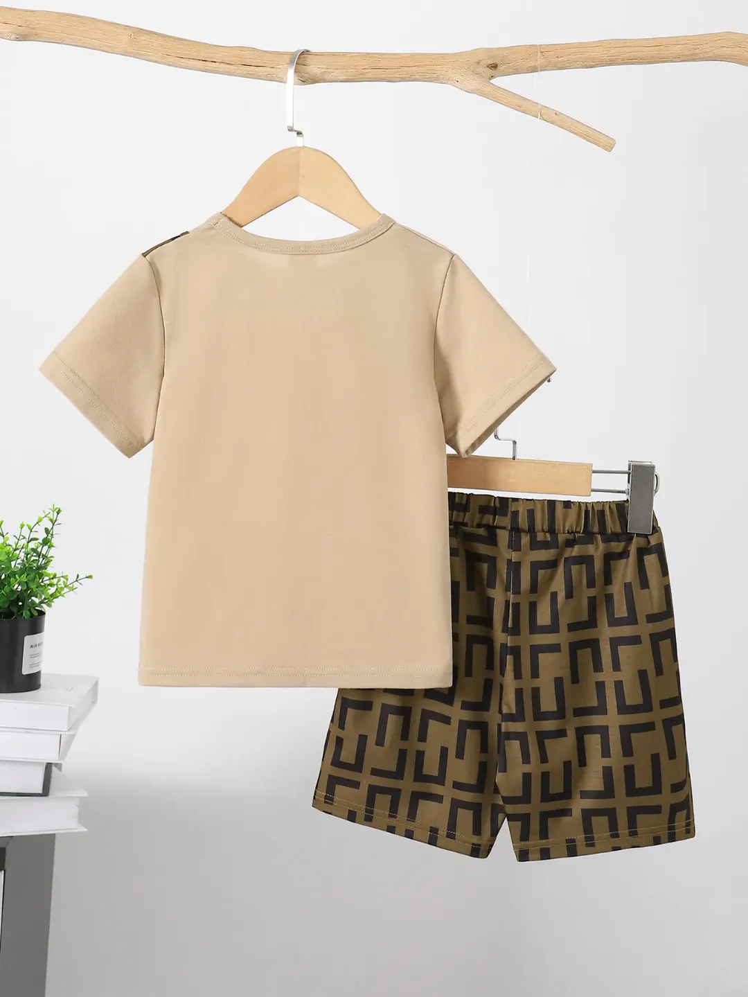 Ensemble garçon été beige à motifs géométriques – T-shirt + short