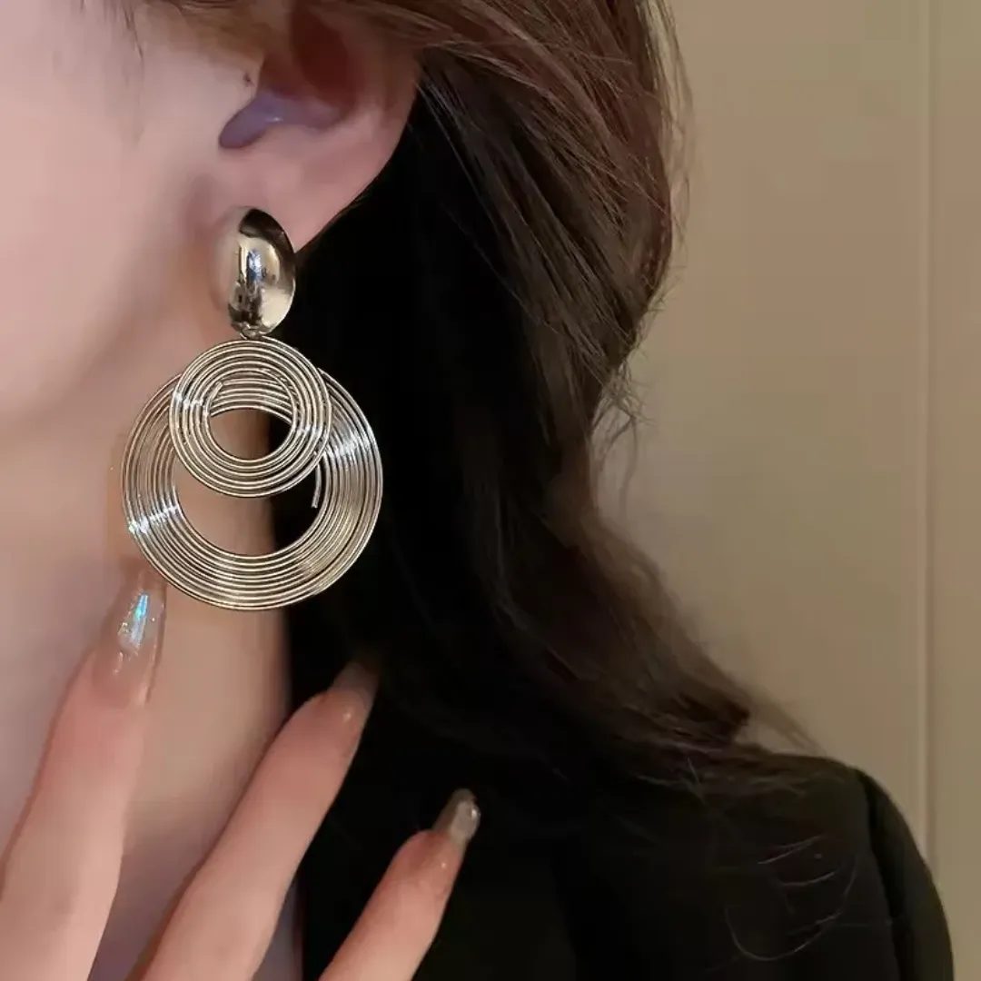 Boucles d'oreilles géométriques multicouches avec design en métal pour femmes