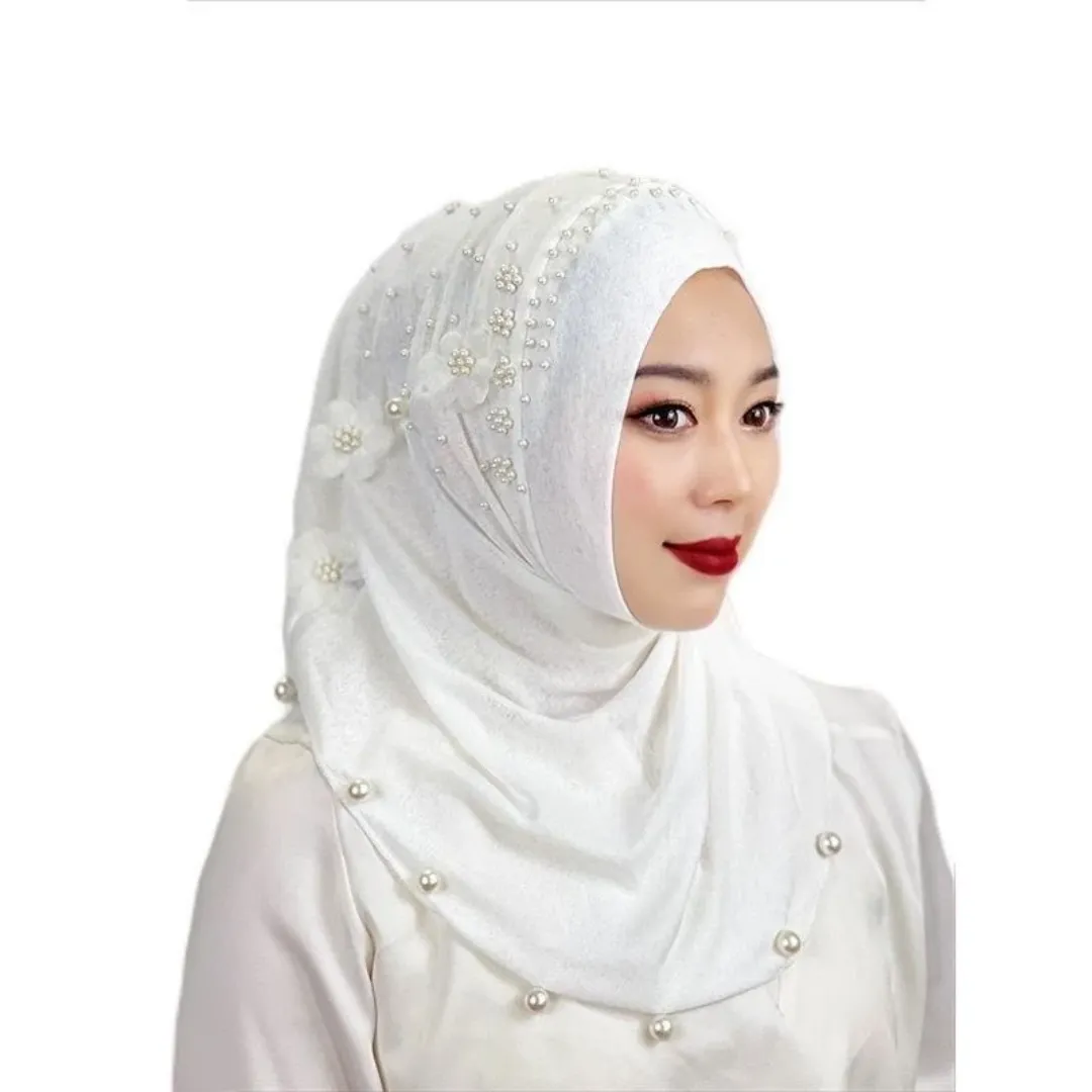 Hijab Uni Élégant à Longue Queue Avec Embellissements En Perles Et Strass