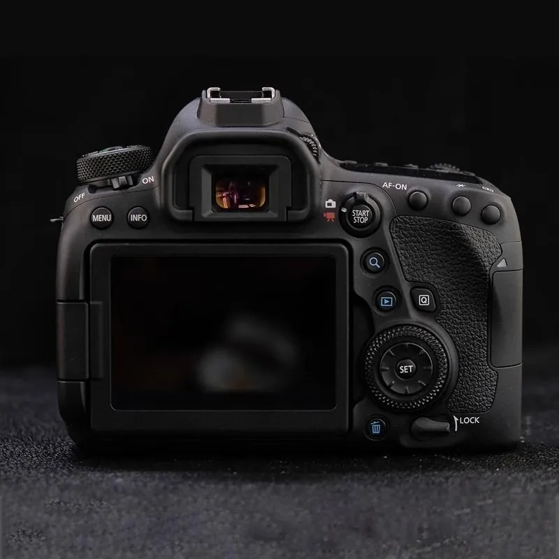 Canon EOS 6D Mark II + Objectif 24-105mm f/4 L IS II USM – Appareil photo reflex plein format (Version internationale)